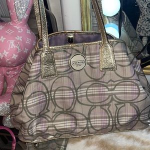 🚨🚨🚨 Beautiful coach clutch bag with gold leather